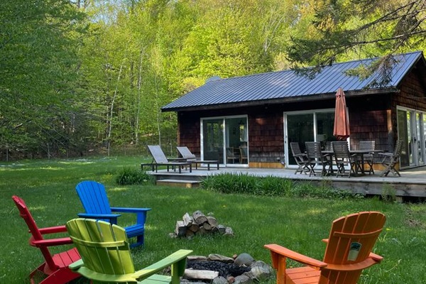 Wraparound deck & year-round firepit with Adirondack chairs 