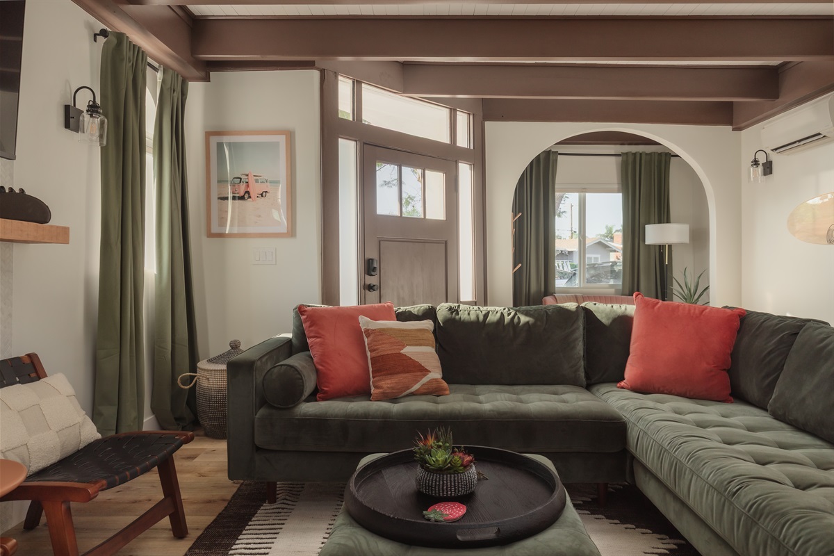 Earthy tones, bold shapes, and SoCal sunlight: a thoughtfully designed space that’s as comfortable as it is beautiful.