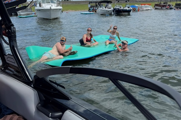 💦 Lake days are better on a lily pad! 🌤️  Kick back, float, and soak up the sunshine during your boat cruise with us. Our lily pad is the perfect spot to relax, laugh, and enjoy the water with friends and family. All part of the unforgettable experience.