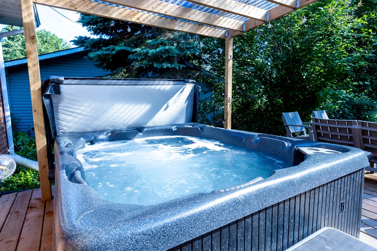 Relaxing 6 person hot tub with hooks for robes and 2 sets of stairs.