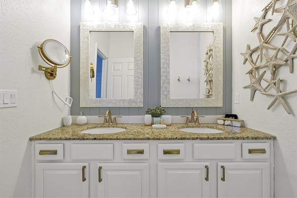 Coastal King Suite ensuite bathroom