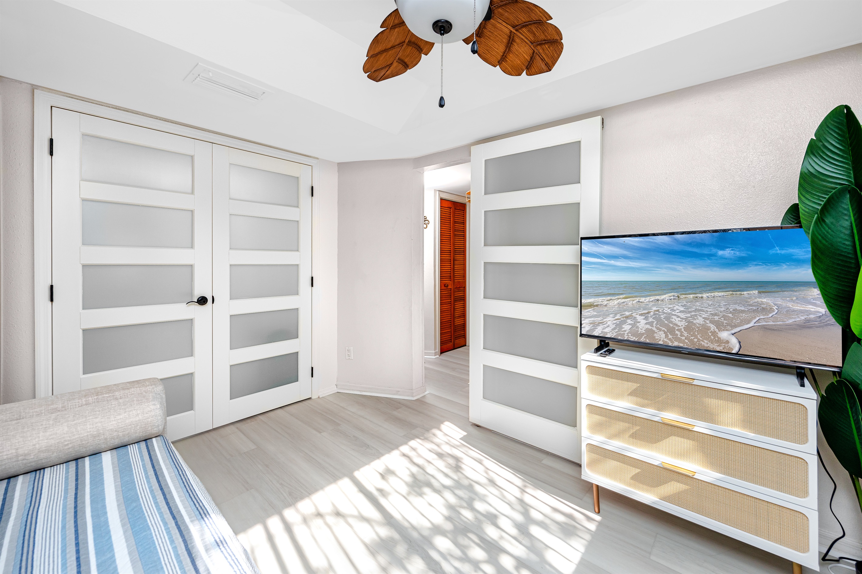 3rd Bedroom sleeps 1 on the main floor