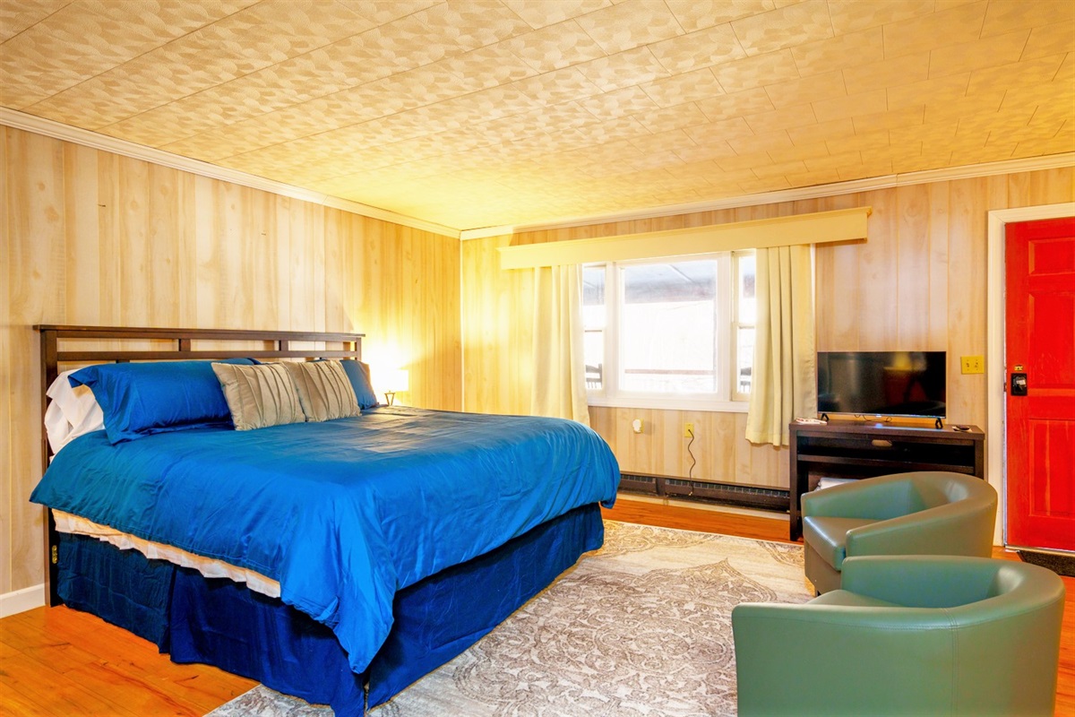 This lodge is furnished with a king size bed, perfect for 1-2 people!