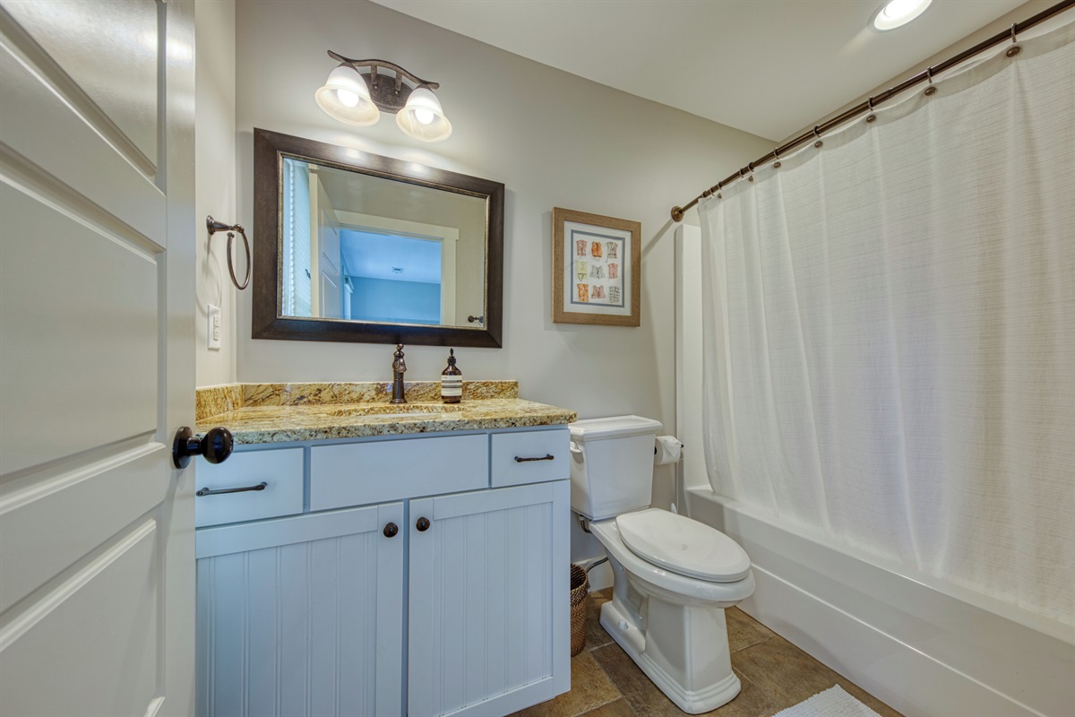 Upstairs Double Queen Bath 