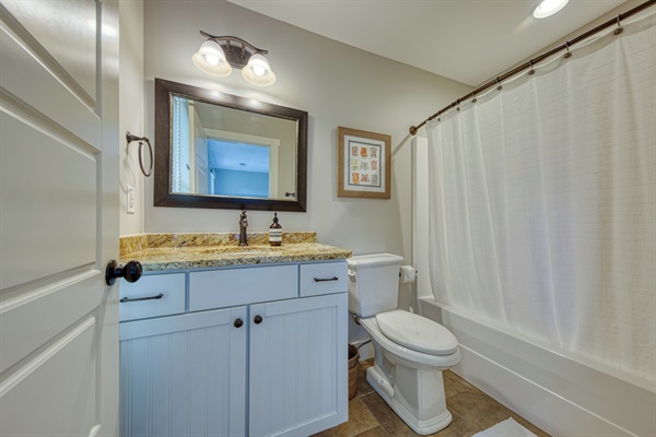 Upstairs Double Queen Bath 