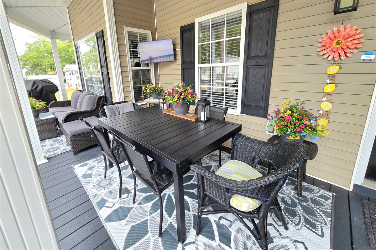 Outdoor Dining w/ TV