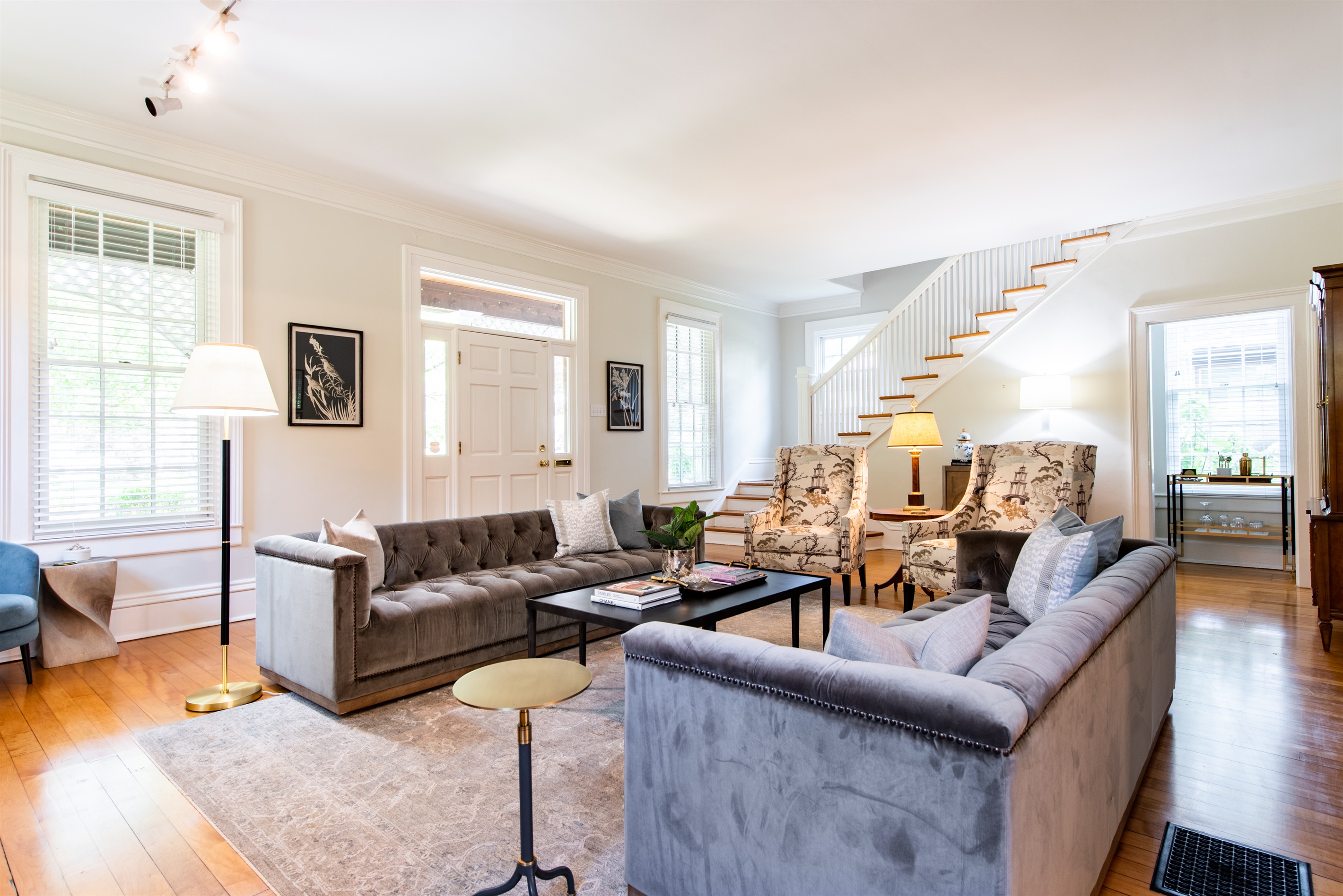 Unwind in our elegant living room with high-end decor, near Versailles’ farms