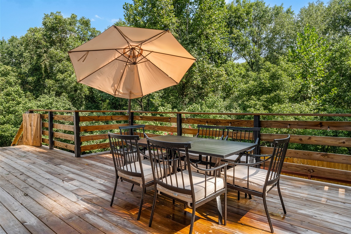 Dine above the treetops This spacious upper deck is perfect for sunny brunches, sunset dinners, or sippin’ something chilled under the umbrella. ☀️🌳🥂