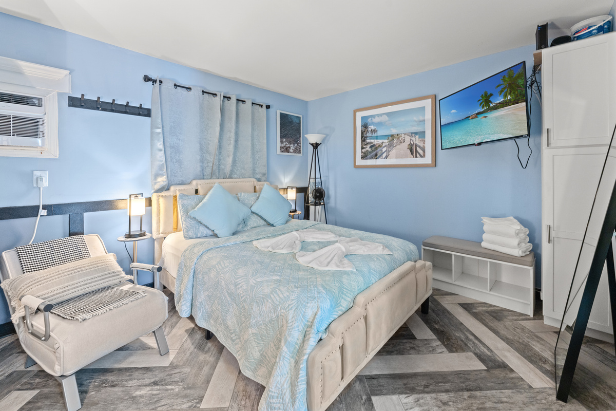 Main bedroom - Queen bed and TV