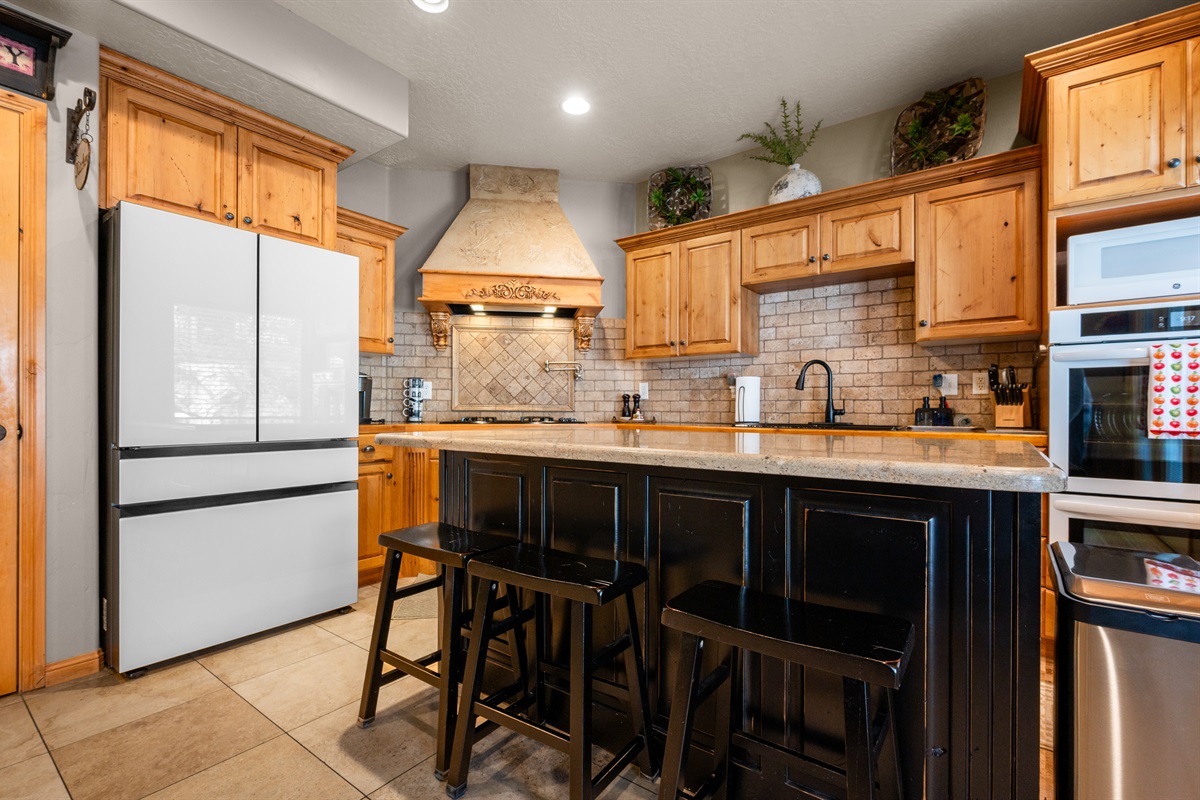 Seating for 4 guests to gather around the kitchen island—where conversations and memories come naturally. 