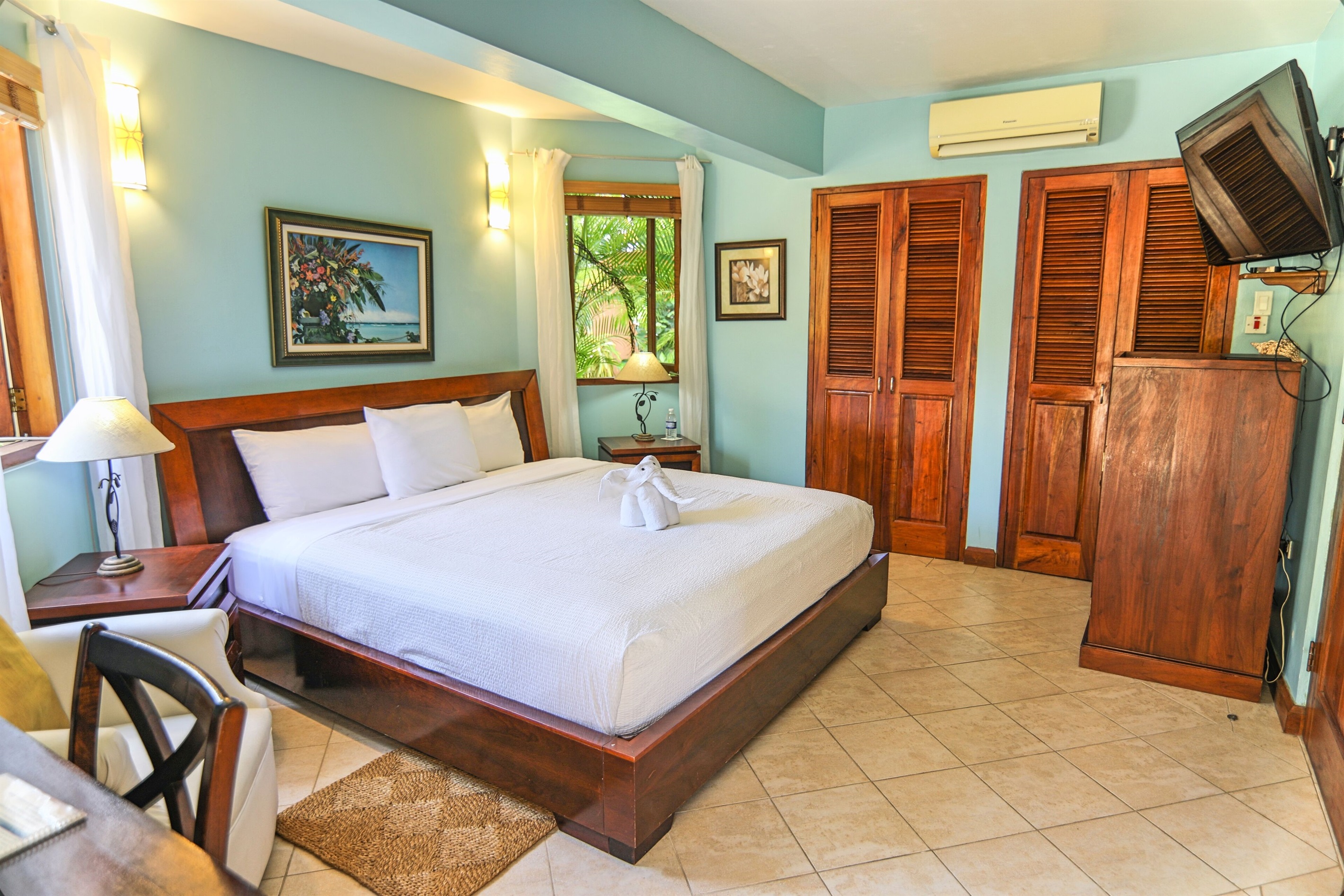 Lower Level Garden View Bedroom: The Cove