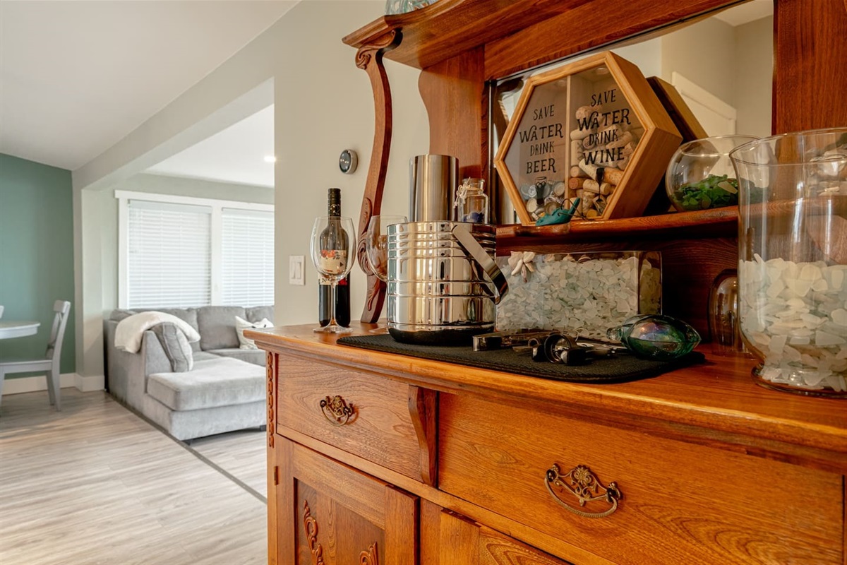 Gorgeous Oak Bar/Hutch