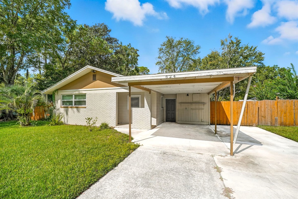 Huge driveway that can fit 6 vehicles easily
