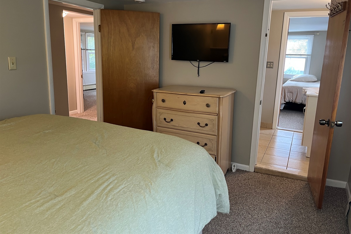 Queen #2 w/ jack and jill ensuite bath