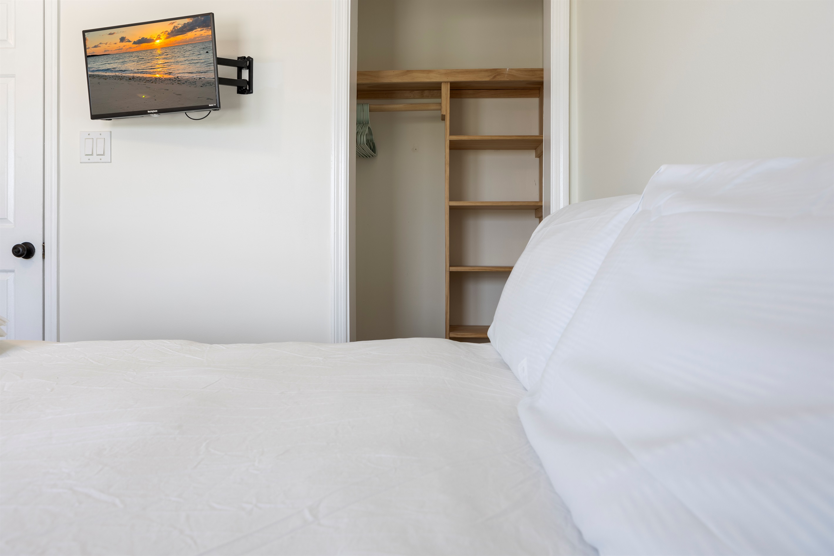 Bedroom 2: with SmartTV