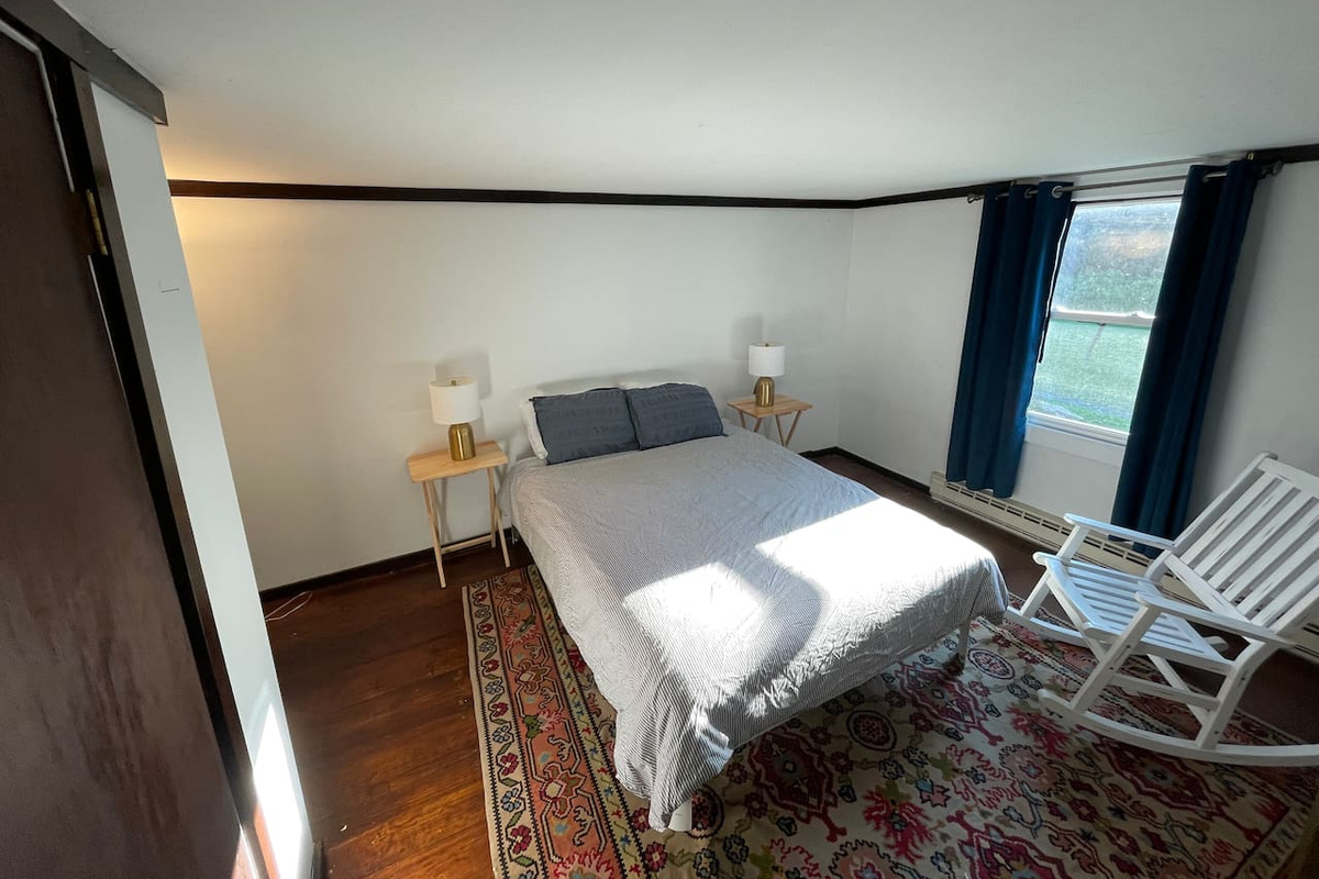 1st bedroom in 2 bed barn apartment w queen bed