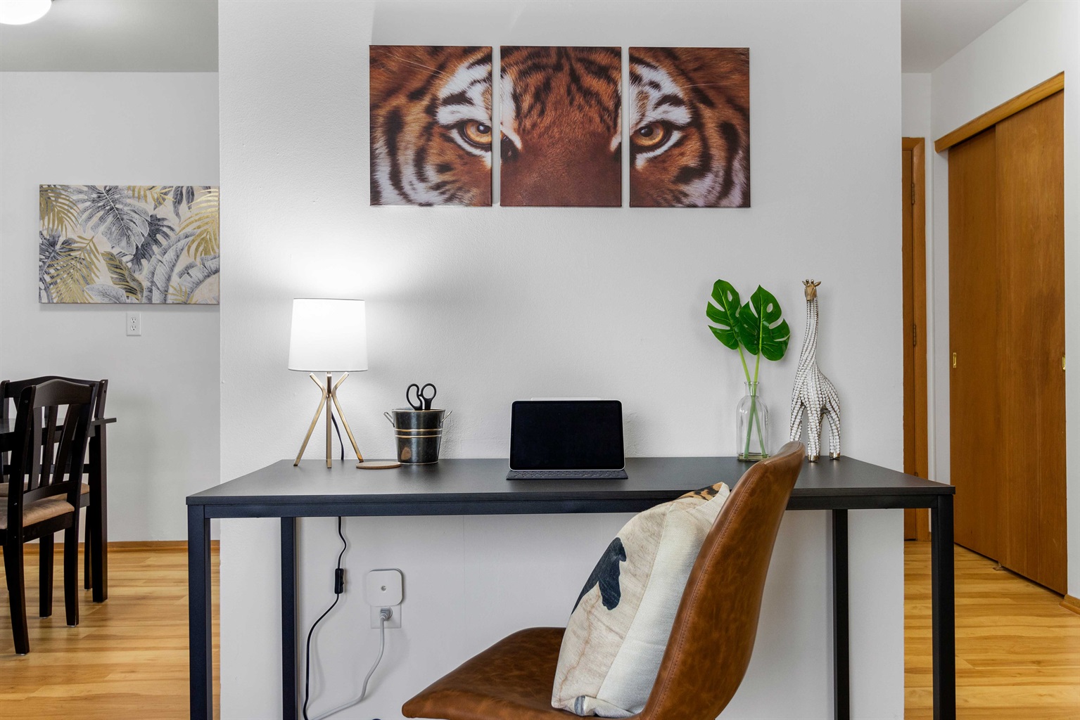 Work in confidence and comfort at the desk and business class wifi.