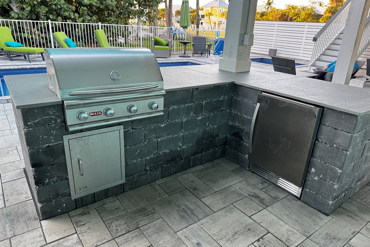New at Tortuga Sunset 🔥
An outdoor kitchen right by the pool with a gas grill, refrigerator, and TV&mdash;because the only thing better than a day in the pool is never having to leave it.