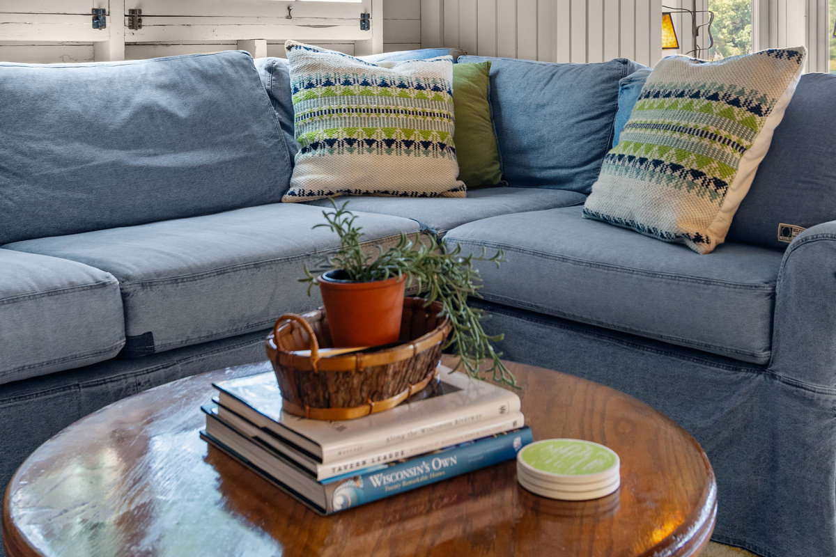 Curl up on the cozy sofa, flip through a good book, and enjoy the kind of slow, relaxing moments lake getaways are made for.