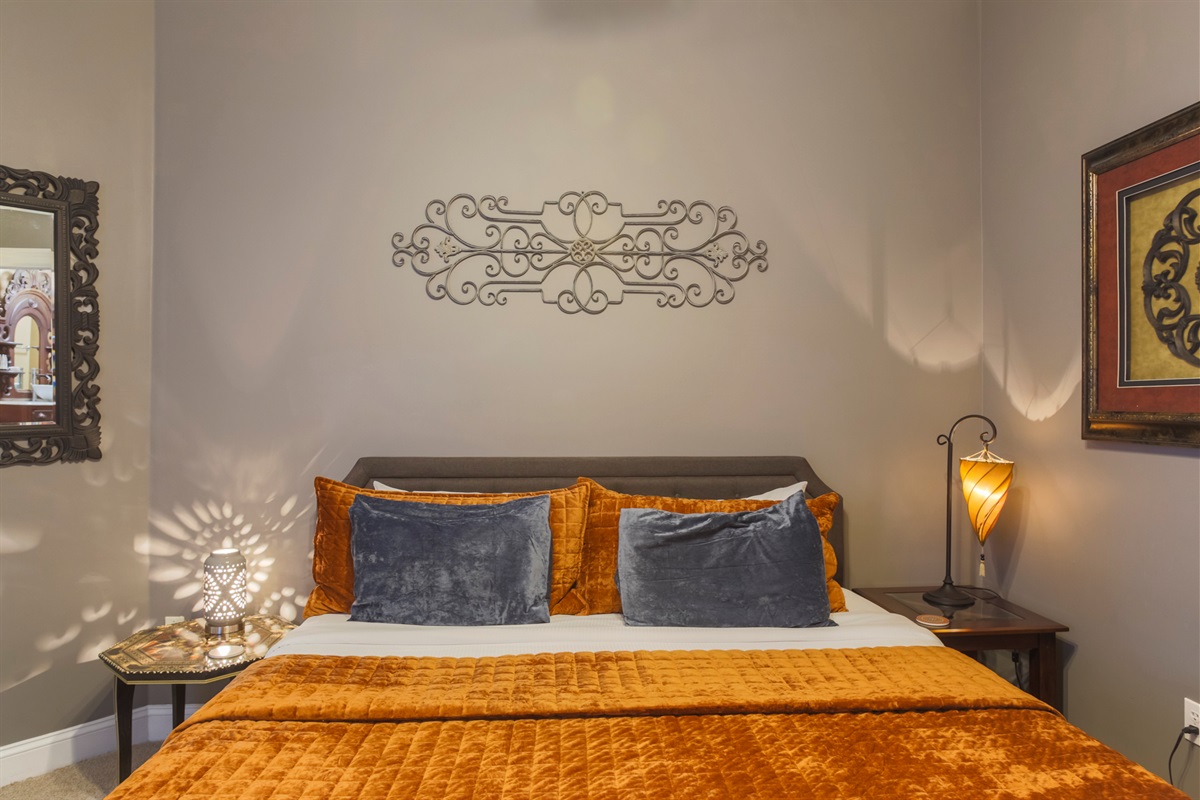 Spacious and serene—the king bedroom offers a restful retreat after a day in Savannah.