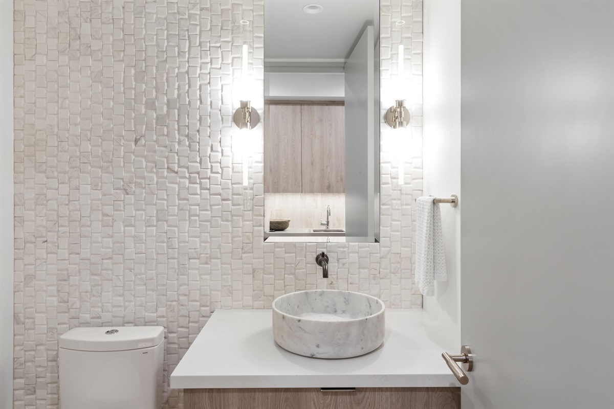 Lower level powder bath