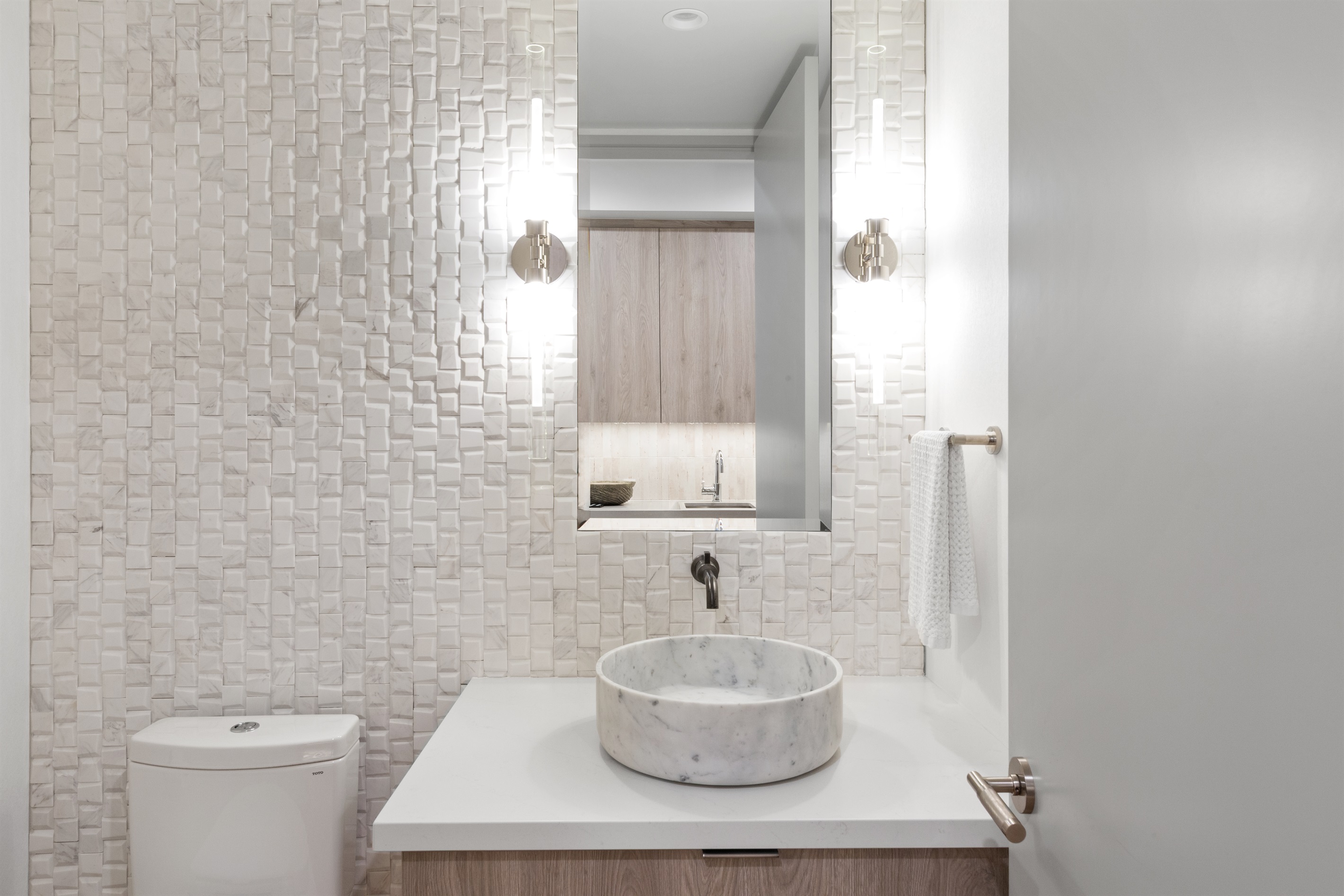 Lower level powder bath