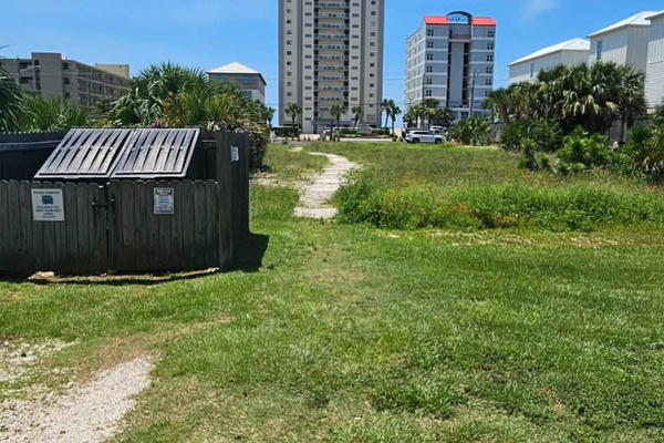 Pathway to walk to the beach within 5min