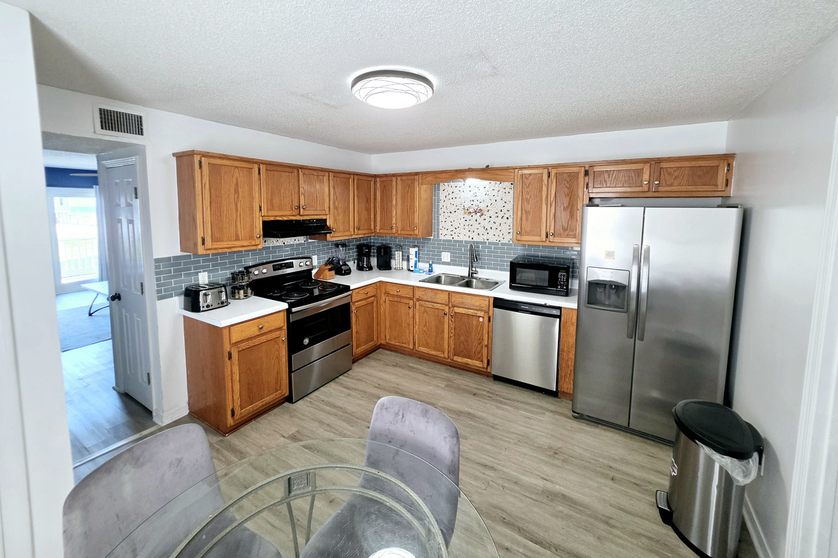 Nest side – Kitchen with range, dishwasher, microwave and refrigerator