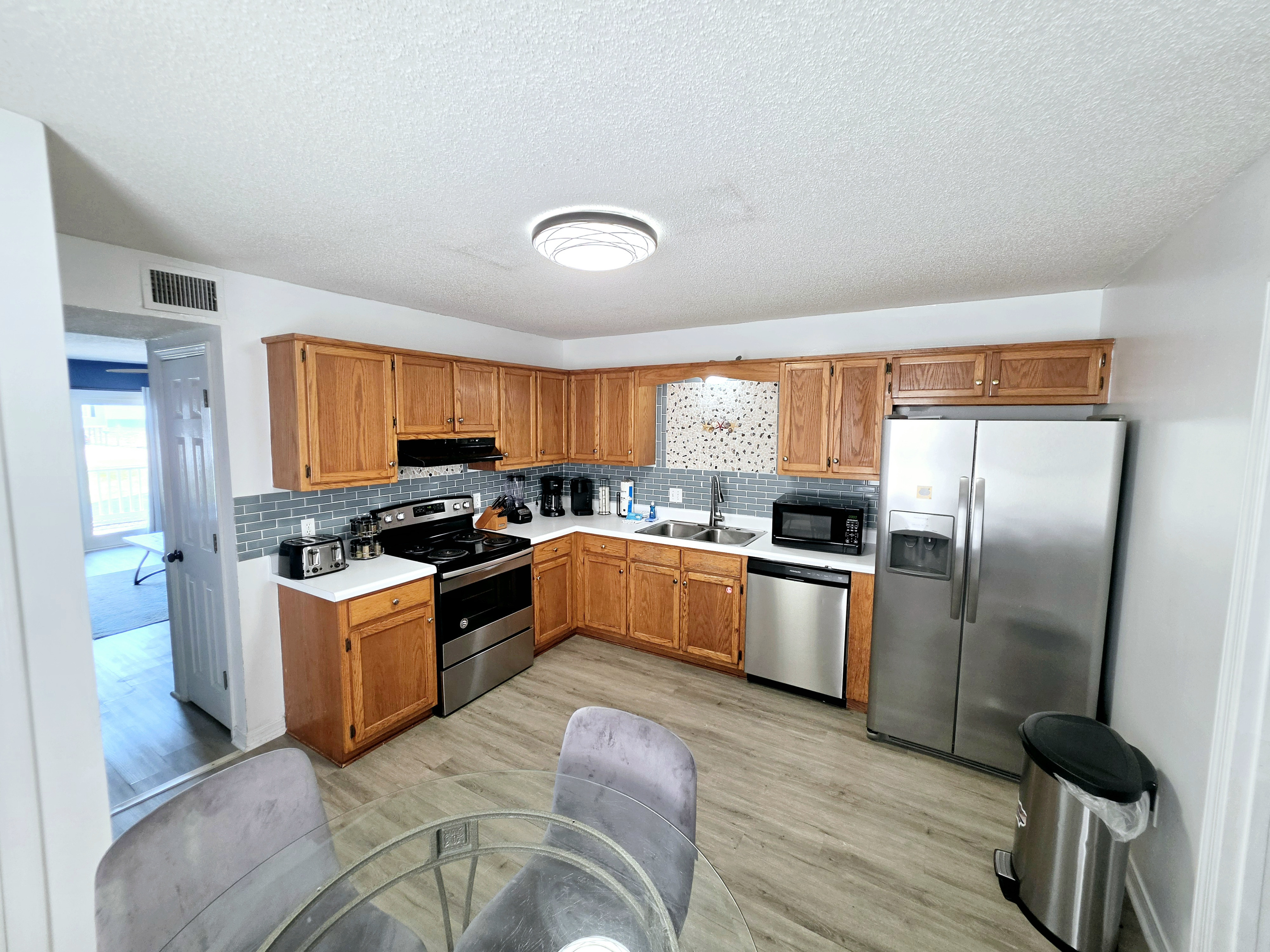 Nest side – Kitchen with range, dishwasher, microwave and refrigerator
