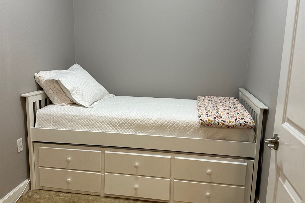 Trundle bed room