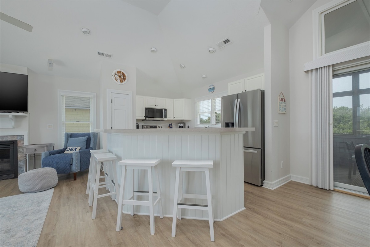Fully equipped kitchen and breakfast bar in an open-plan layout.