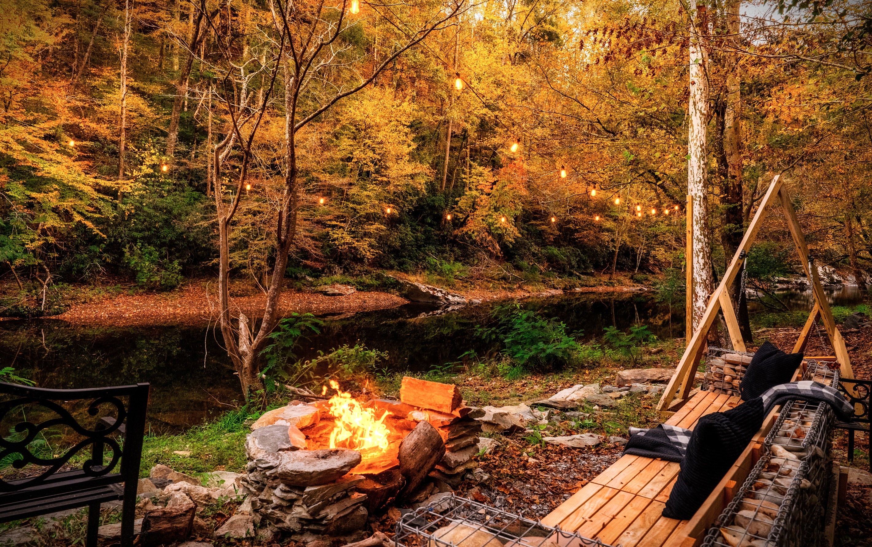 Just you & nature! Enjoy a firepit conversation by the river. A definite one-of-a-kind experience!