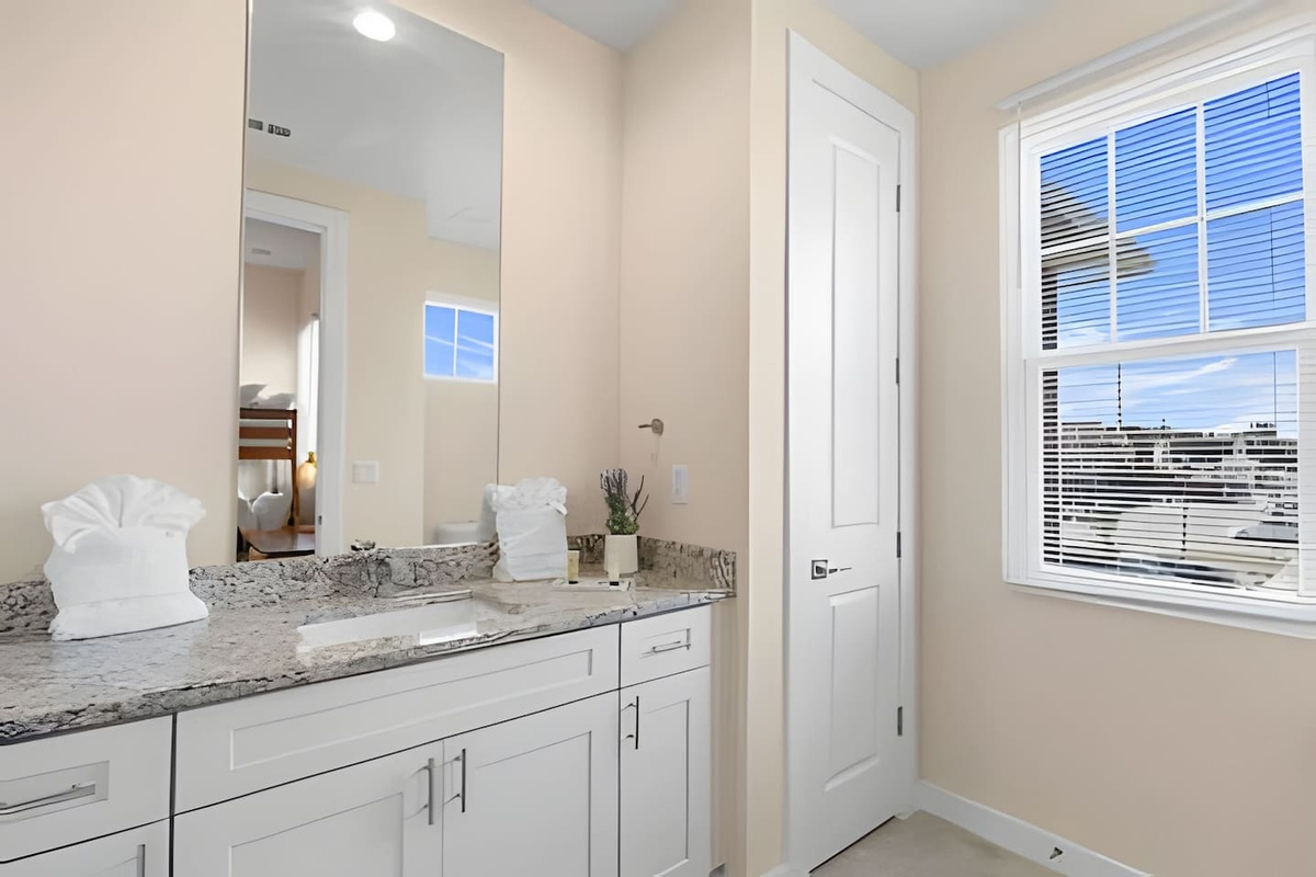 Enjoy the spaciousness of this ample bathroom.