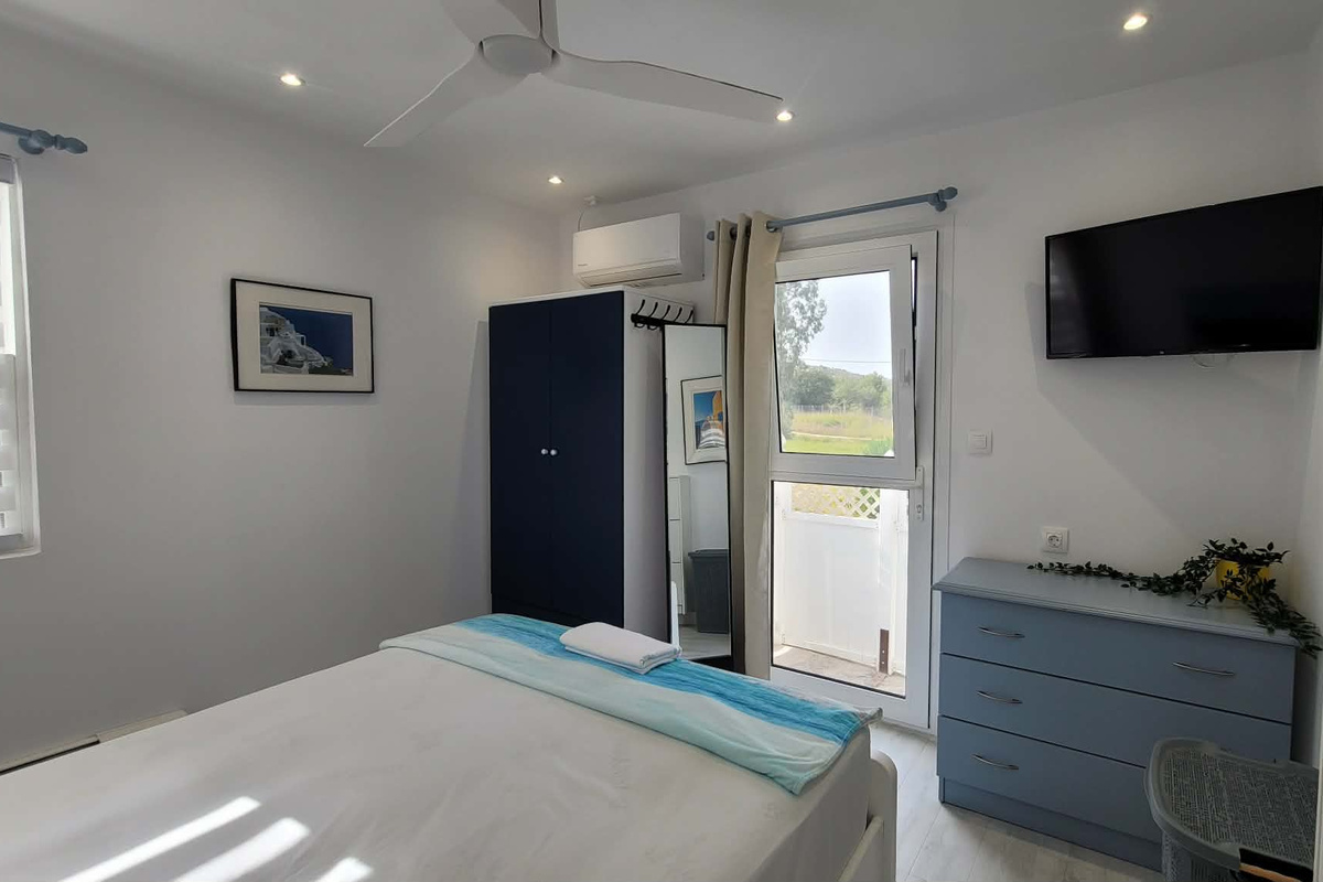 Queen size bed, new mattress, full length mirror, darkening curtains, remote controlled A/C, ceiling fan, wardrobe, Chest of drawers and shoe cabinet