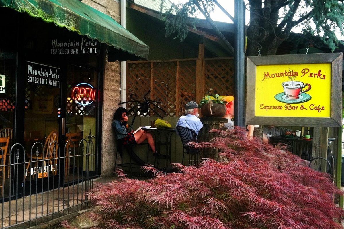 Mountain Perks Coffee Shop: A local favorite for lattes, cappuccinos, drip coffee, and seasonal espresso drinks. Known for quality brews and consistently friendly service.