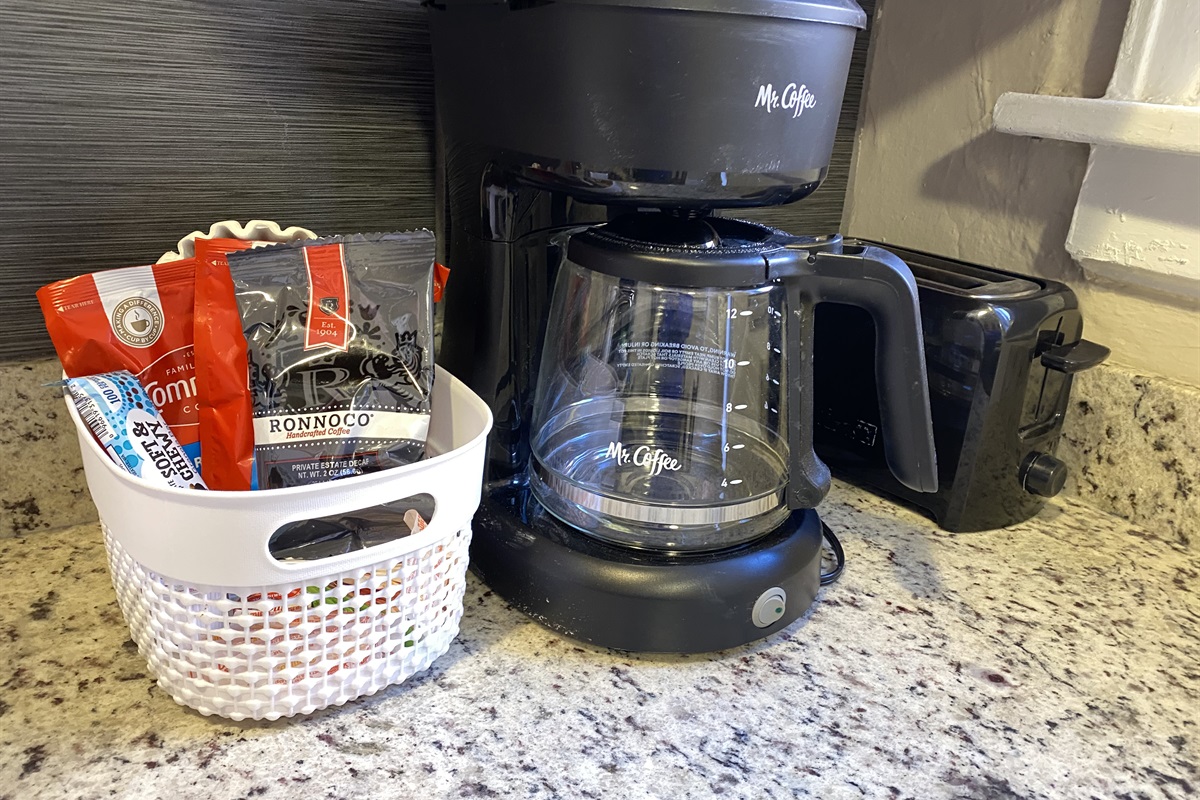 Drip coffeemaker with 3 complimentary coffee packets