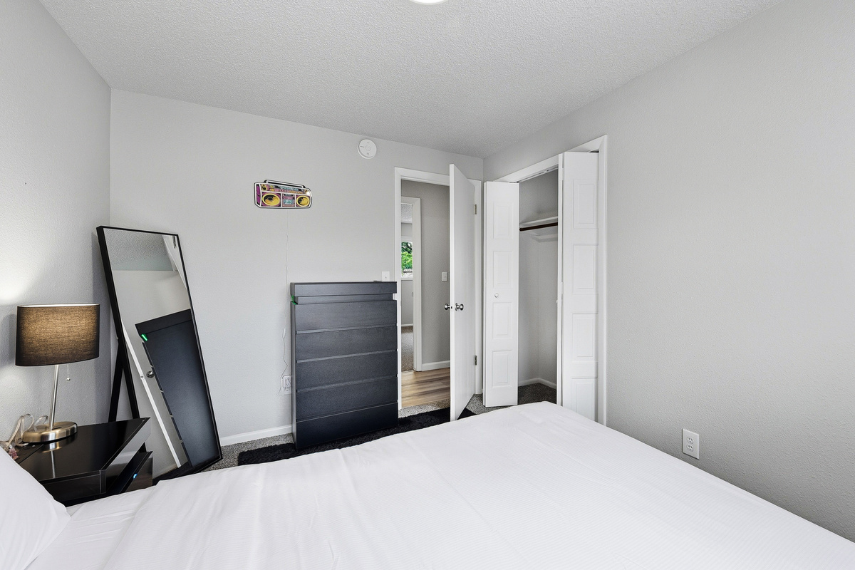 Black bedroom - Queen size bed