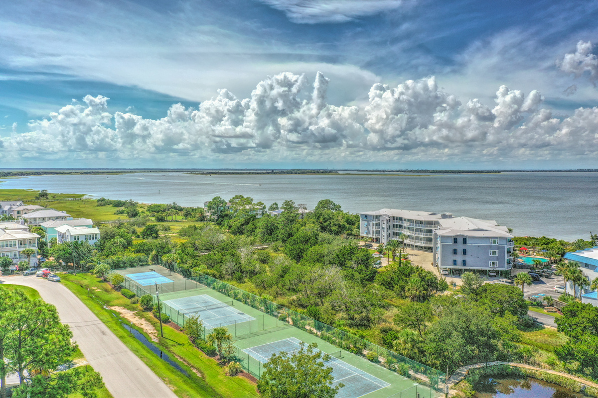 Aerial view of tennis and pickleball courts