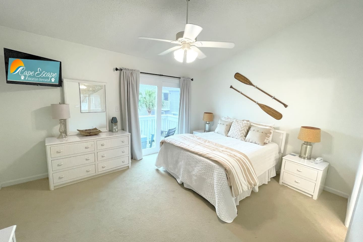 Your own queen suite, your own ensuite bath with tub and shower, your own Gulf-view balcony. No sharing at Sea Breeze &mdash; this is how a beach trip should feel.