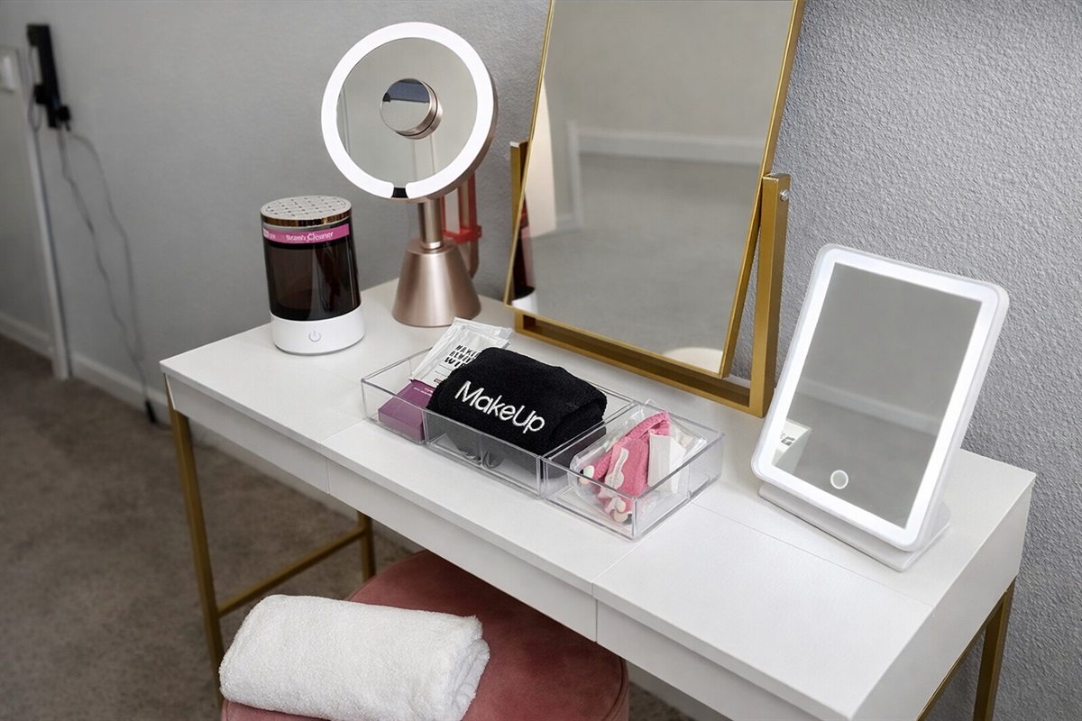 💋 Ready, set, glow! Our glam station has everything you need – from amenities to lighting – for a confident, beautiful start