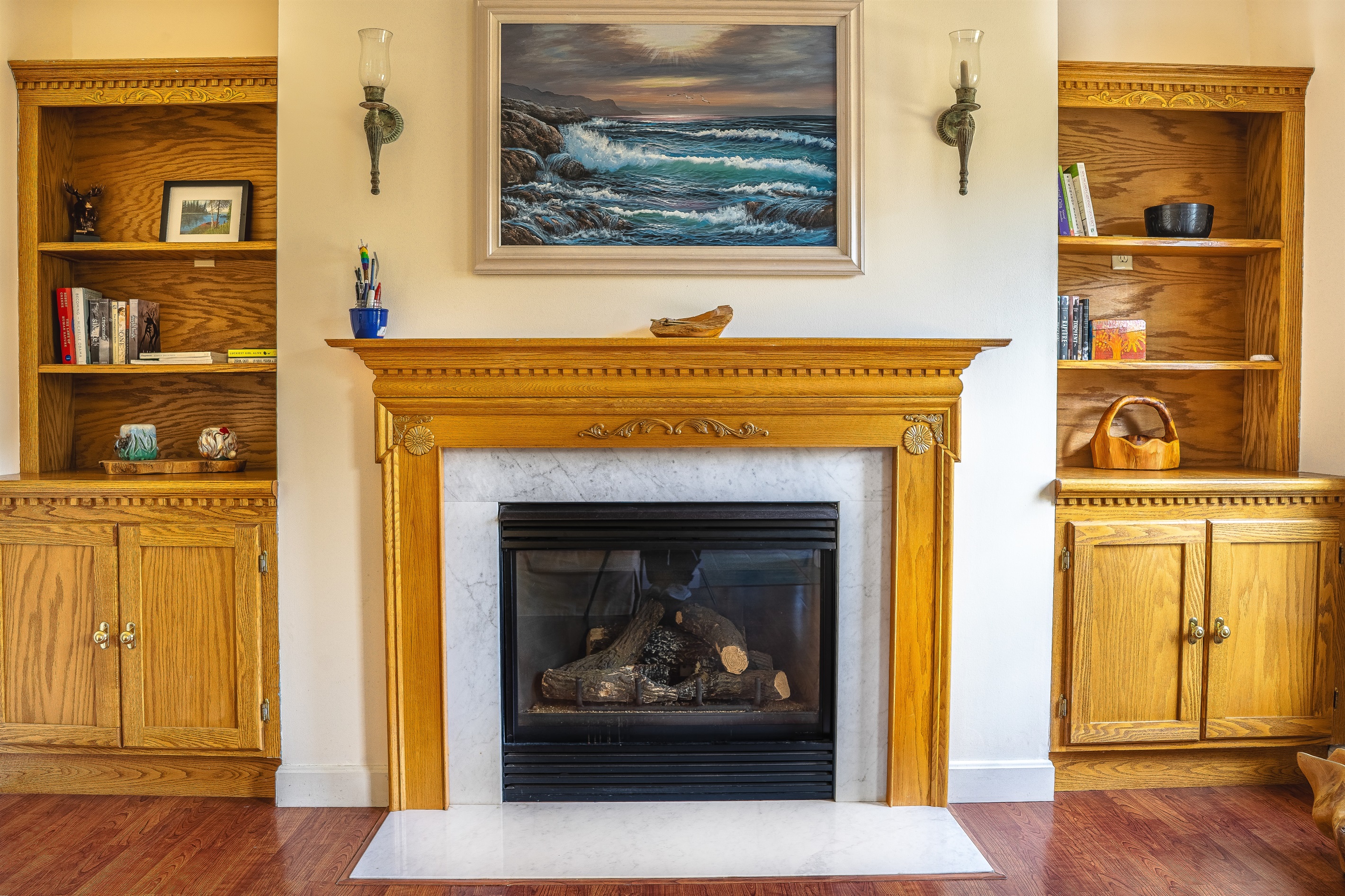 This stunning feature wall in the Driftwood Den oozes comfort. With a functional gas fireplace, marble hearth, and custom built-ins filled with books, it’s the ultimate spot to get cozy. Authentic coastal art completes this elegant Southwest Harbor retreat