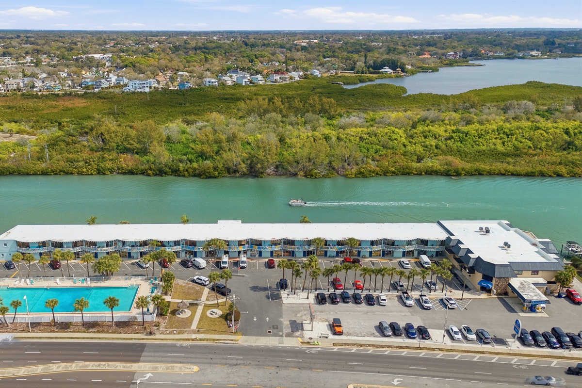 Studio, waterfront, walk across the street to Indian Shores Beach!