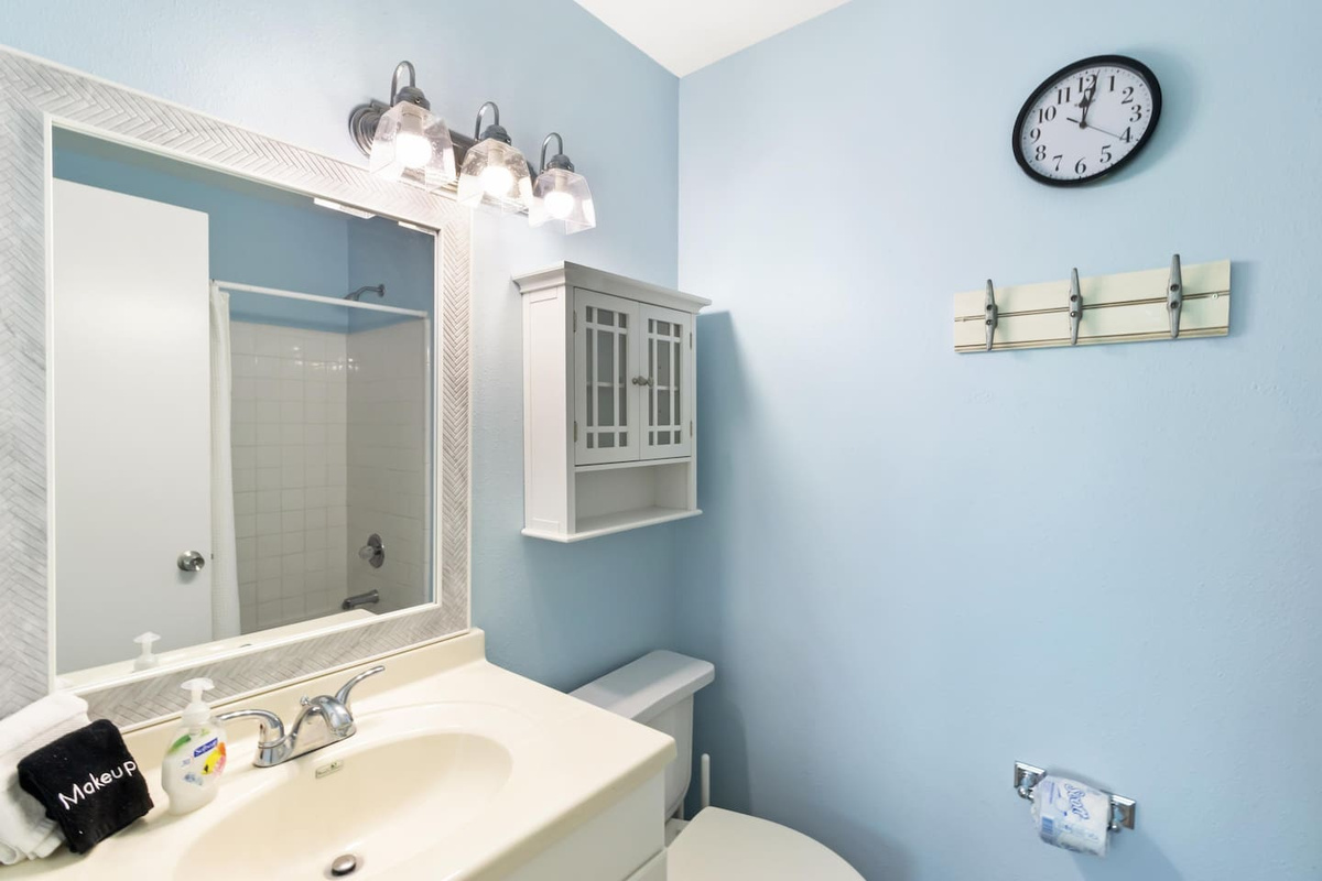 Use the queen bath hooks and storage organizer just like you would at home &mdash; because a vacation should feel like one.