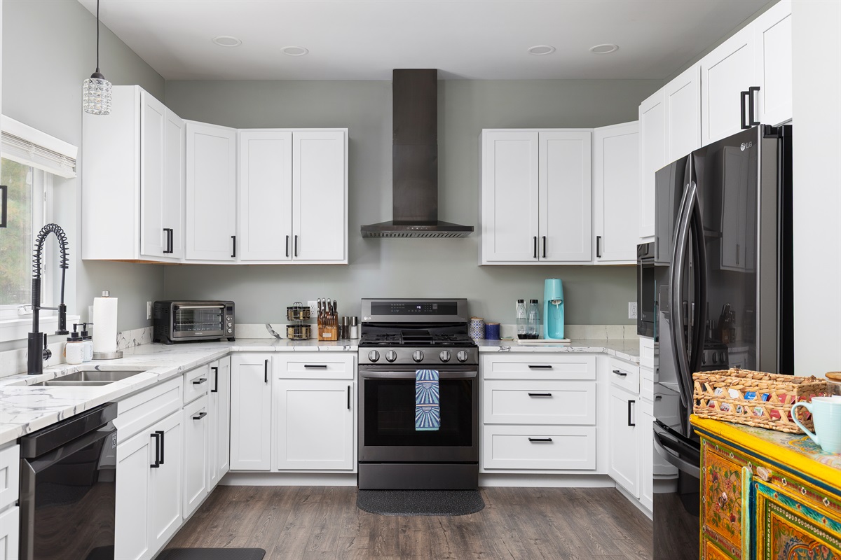 Full kitchen, dishes, pots/pans, spices, new appliances