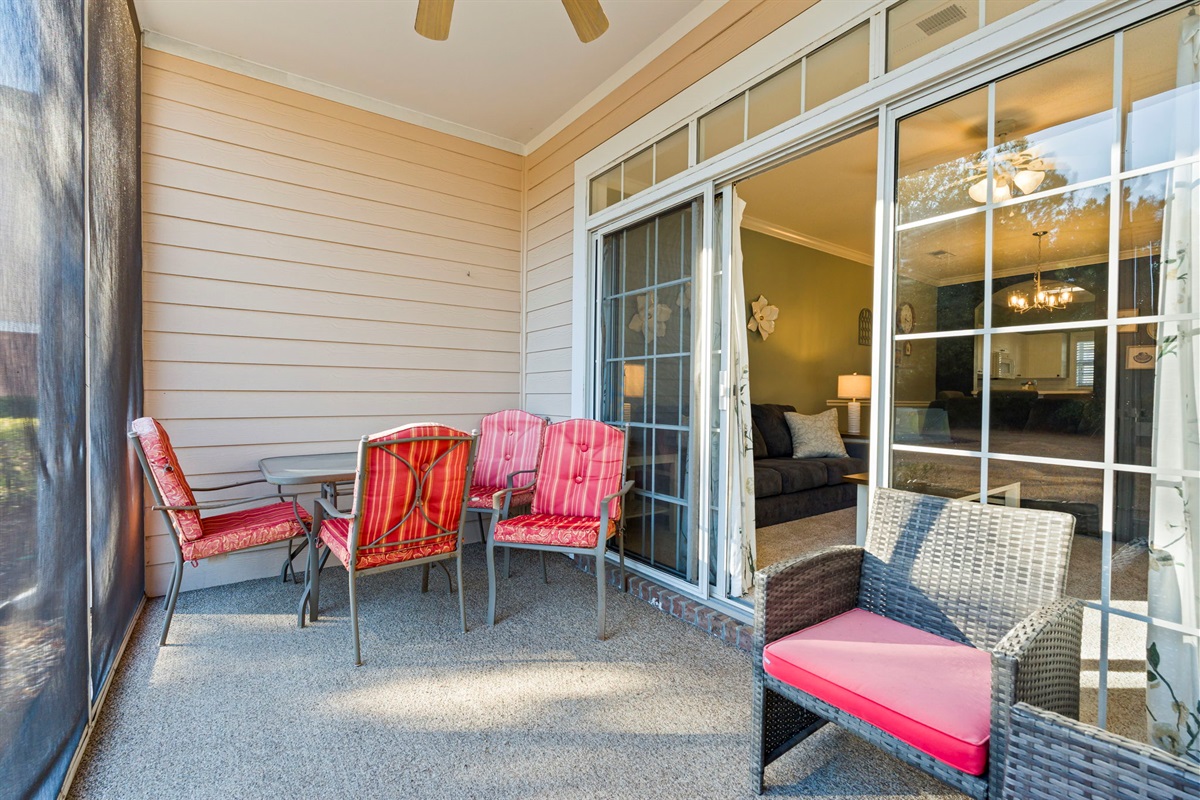 Plenty of room on the screened in patio, sit back and enjoy