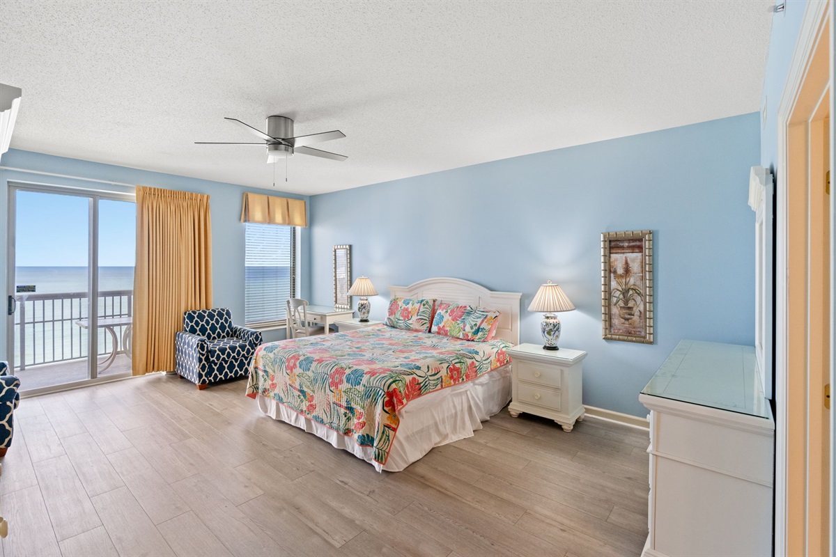 King bed in Main Bedroom