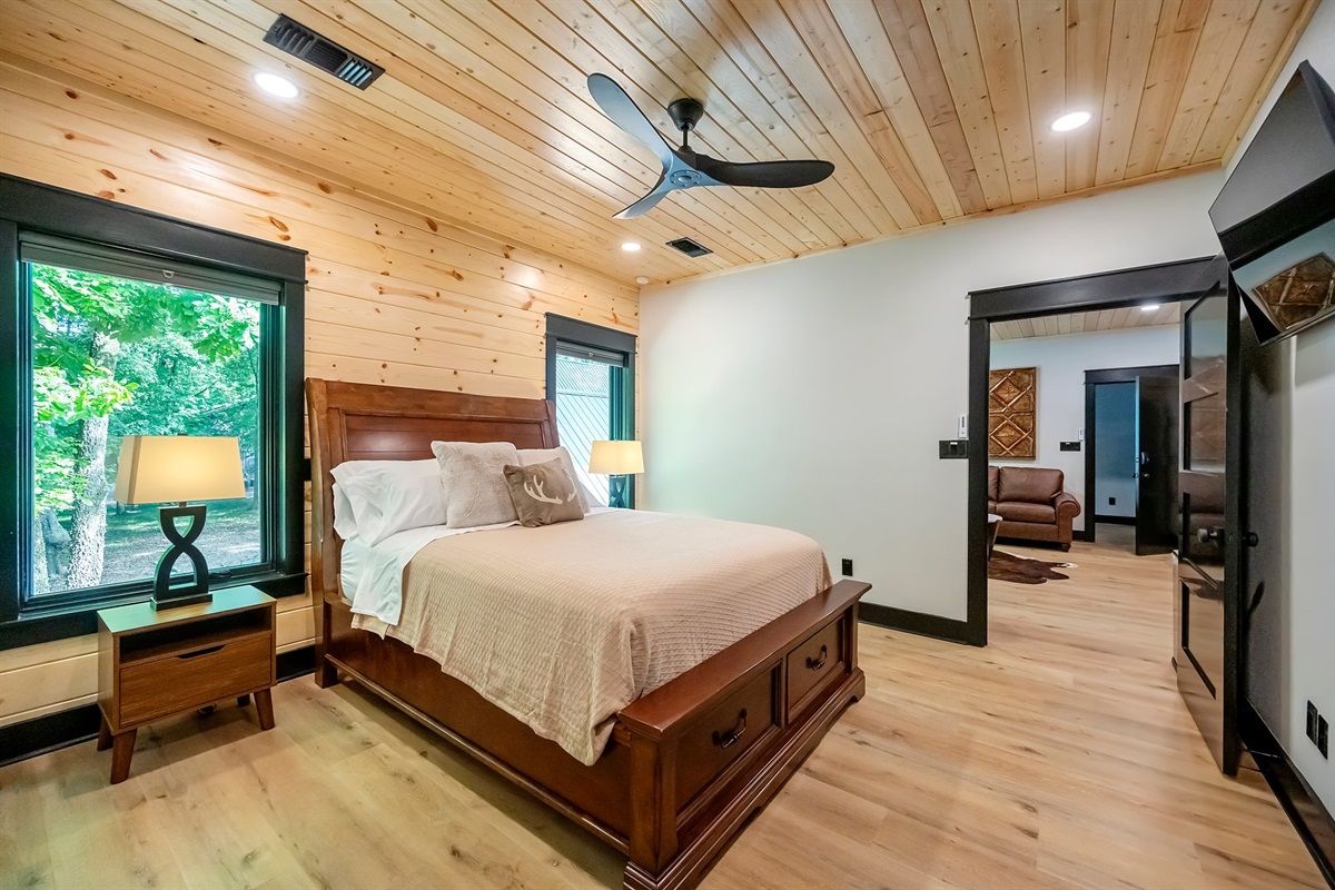 The apartment's queen bedroom