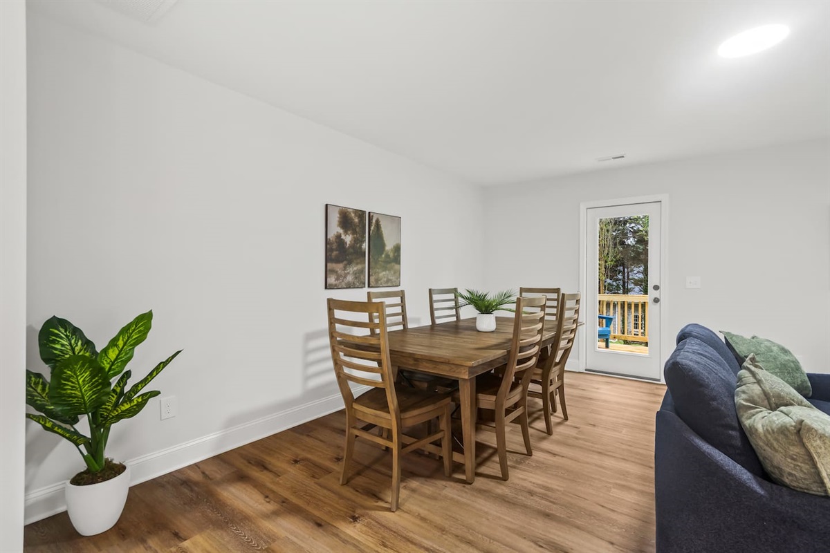 Dining table (seats 6)