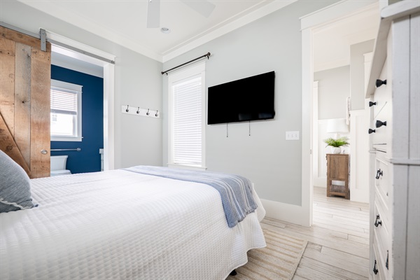 1st Floor Onsuite Bedroom with Queen Bed