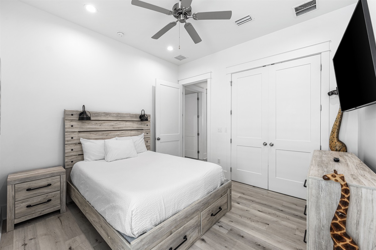 2nd bedroom, queen bed and twin pull out couch